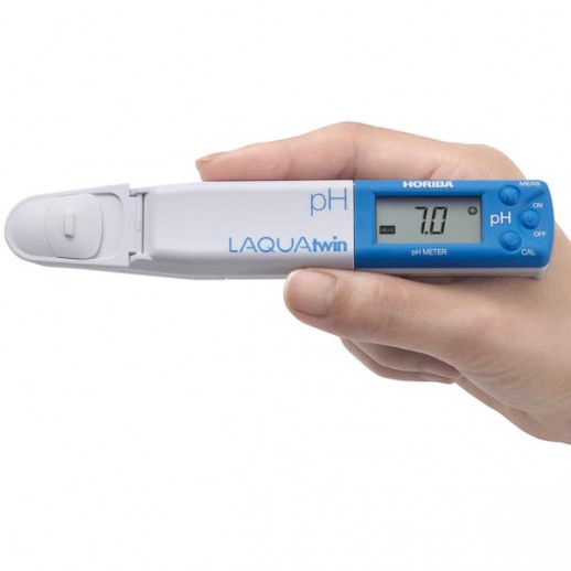 LAQUAtwin_pH_meter_PH-22_in_hand.jpg